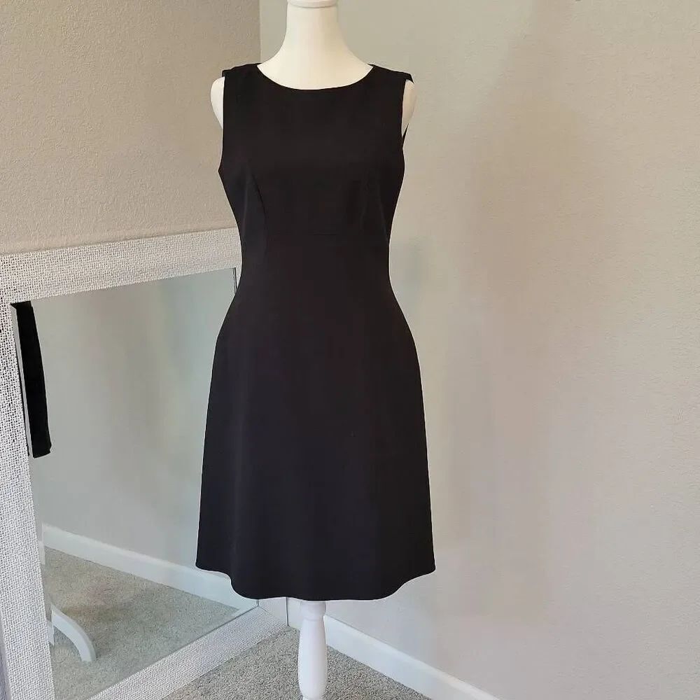Tahari Women’s Dress Black Sleeveless Lined Classic Size 4